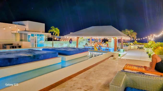 Piscina al aire libre y jacuzzi
